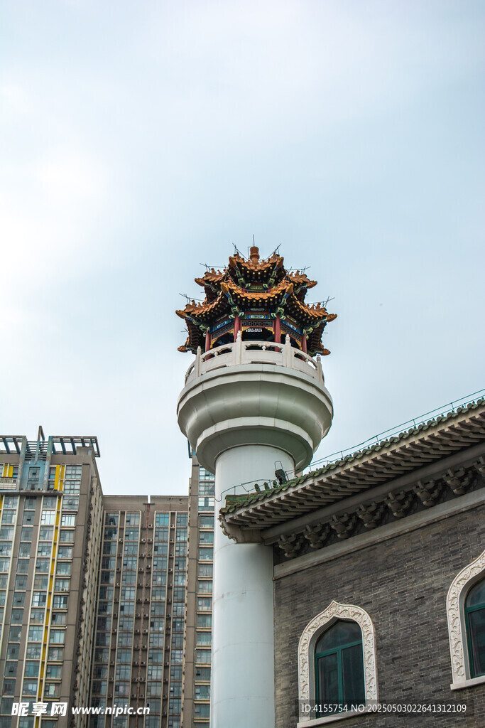 中式塔樓與現代建筑相映