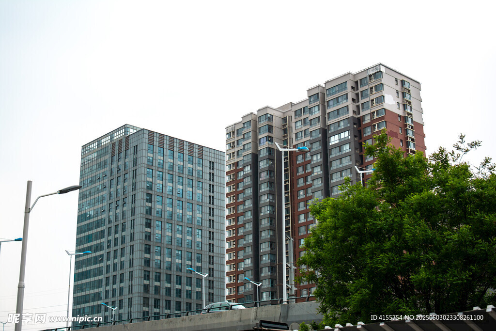 城市高樓與綠樹景觀