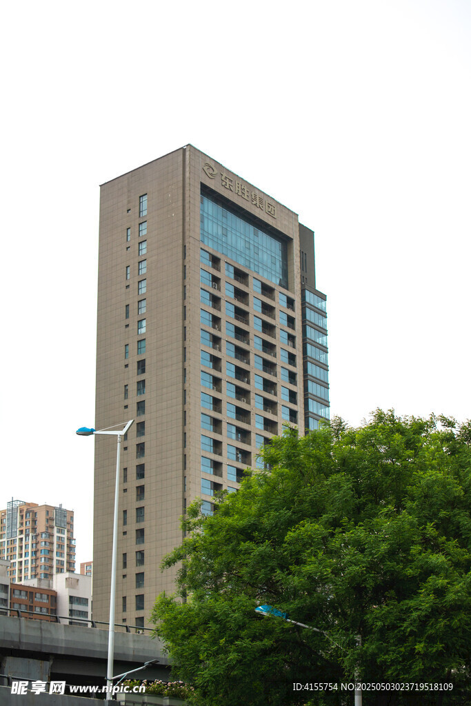 城市中高聳的現代建筑