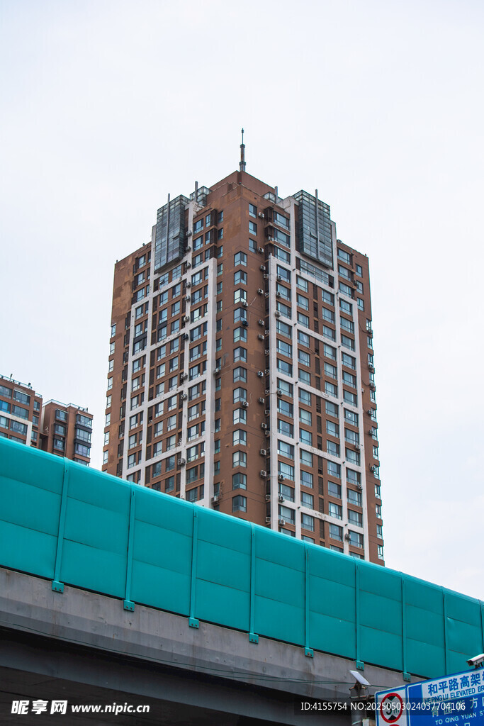 高樓旁的藍色圍擋建筑場景