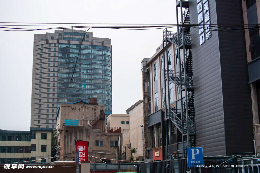 城市街景中的新舊建筑