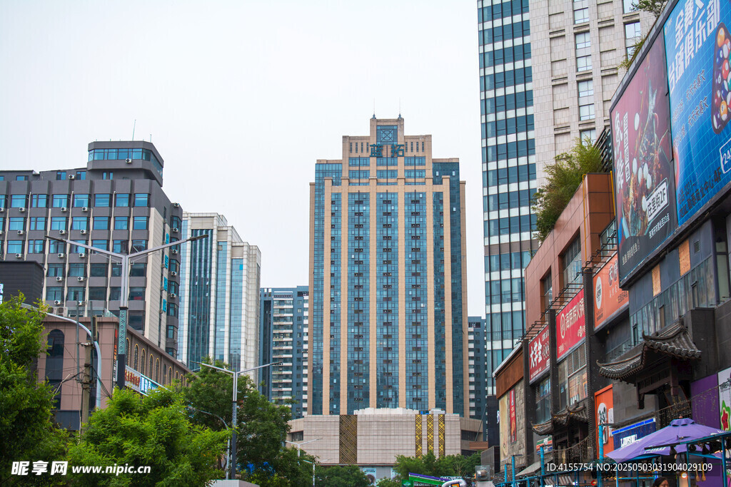 都市繁華街景高樓林立