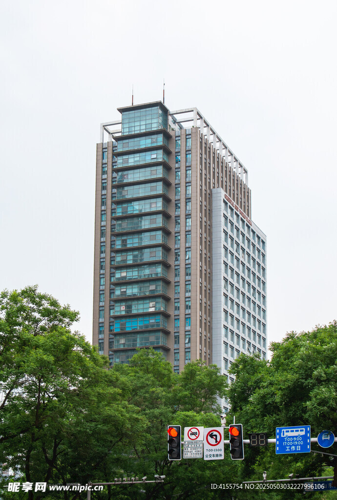 城市中矗立的現代高樓