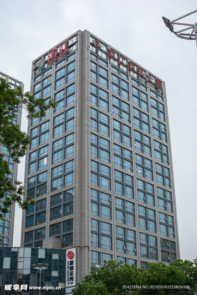 現(xiàn)代高層商務(wù)辦公大樓