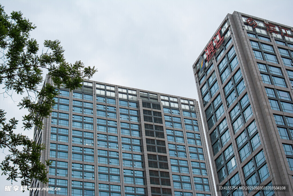 現(xiàn)代高層商務(wù)辦公大樓