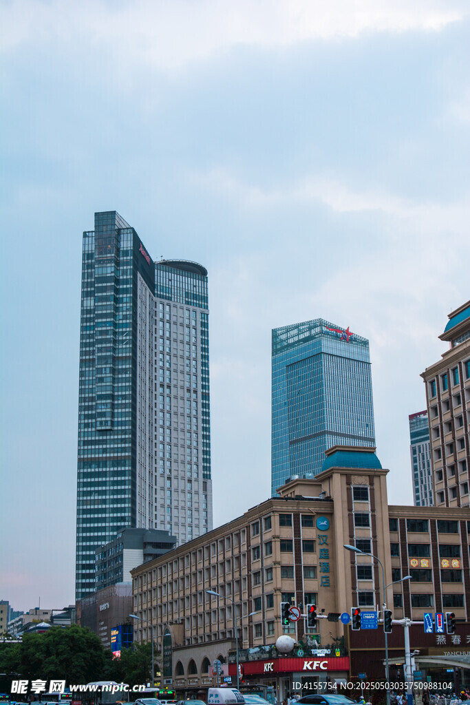 城市高樓與低層建筑景觀