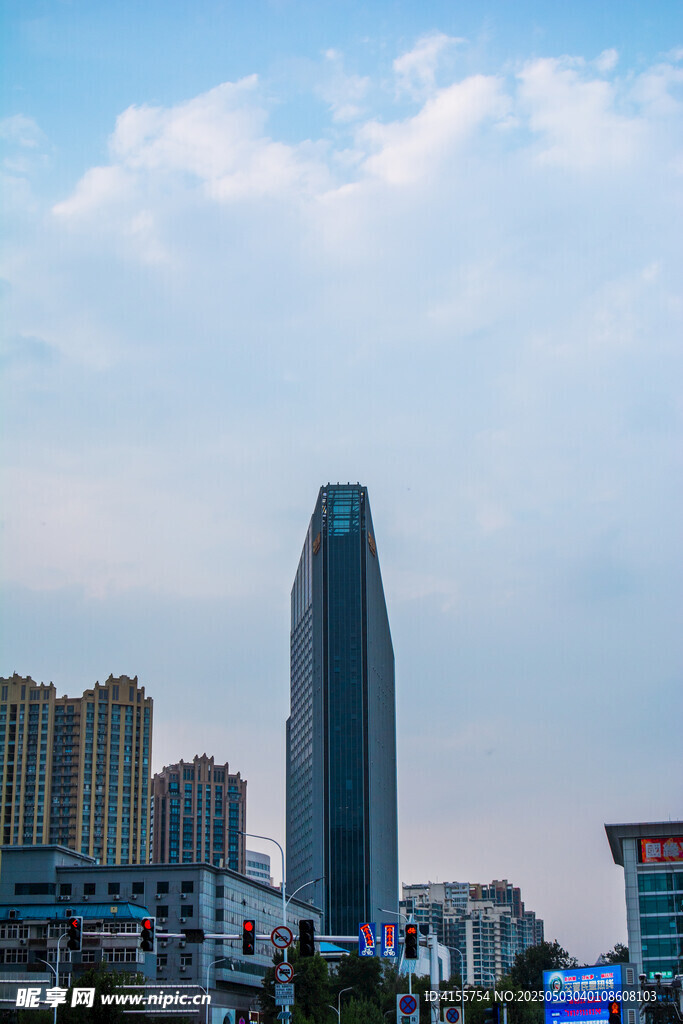 城市天際線中的高聳建筑