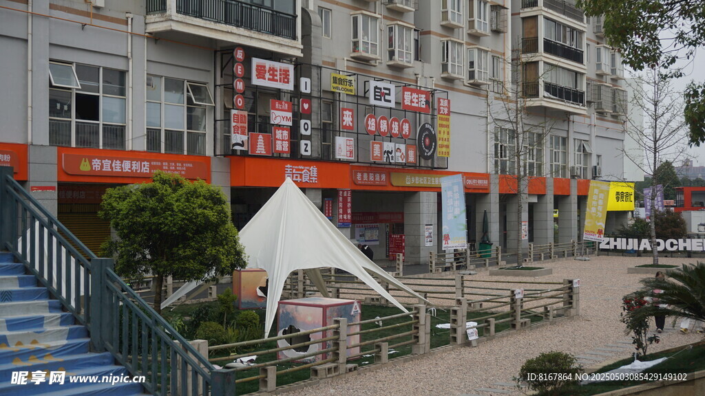 城市街邊的休閑戶外場景