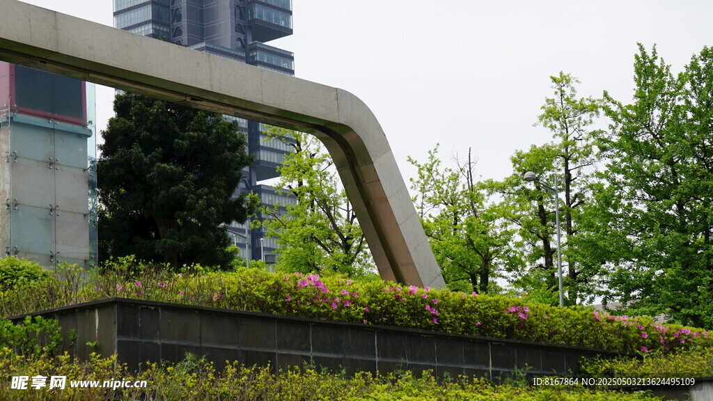 城市綠植景觀建筑一角
