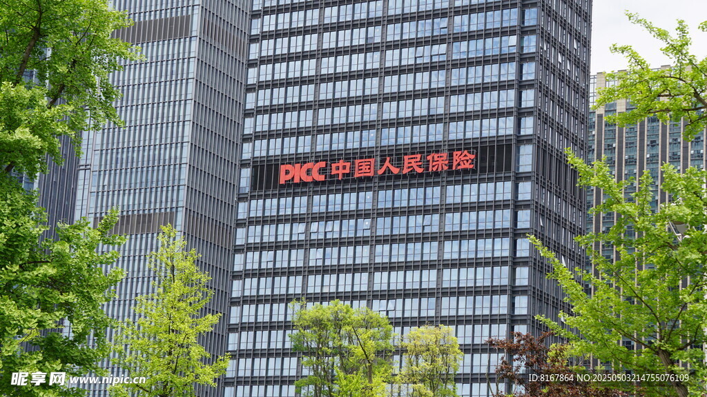 城市中高樓與綠樹相映