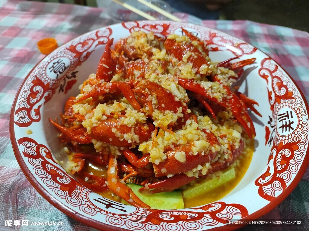 美味蒜蓉小龍蝦一盤