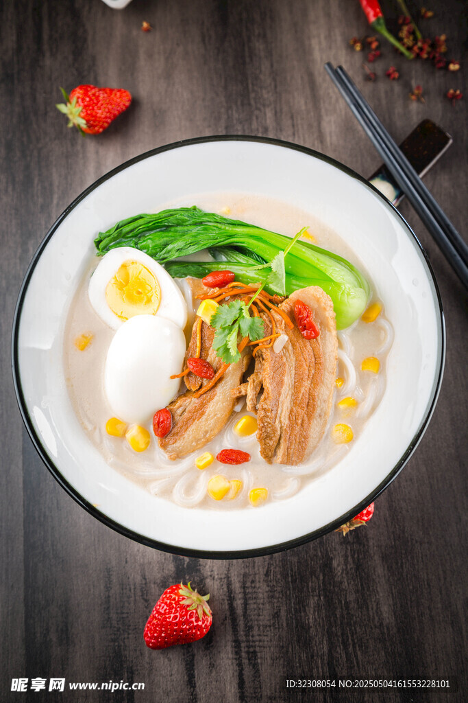 美味營(yíng)養(yǎng)的雞蛋蔬菜面條
