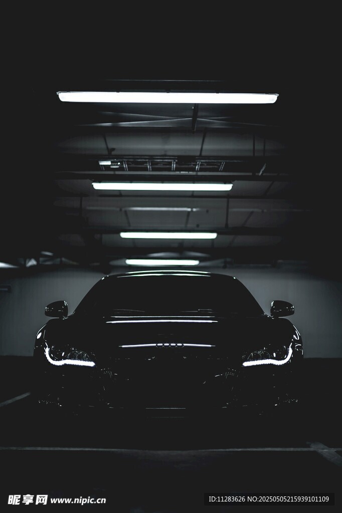 黑暗車庫(kù)中的炫酷汽車