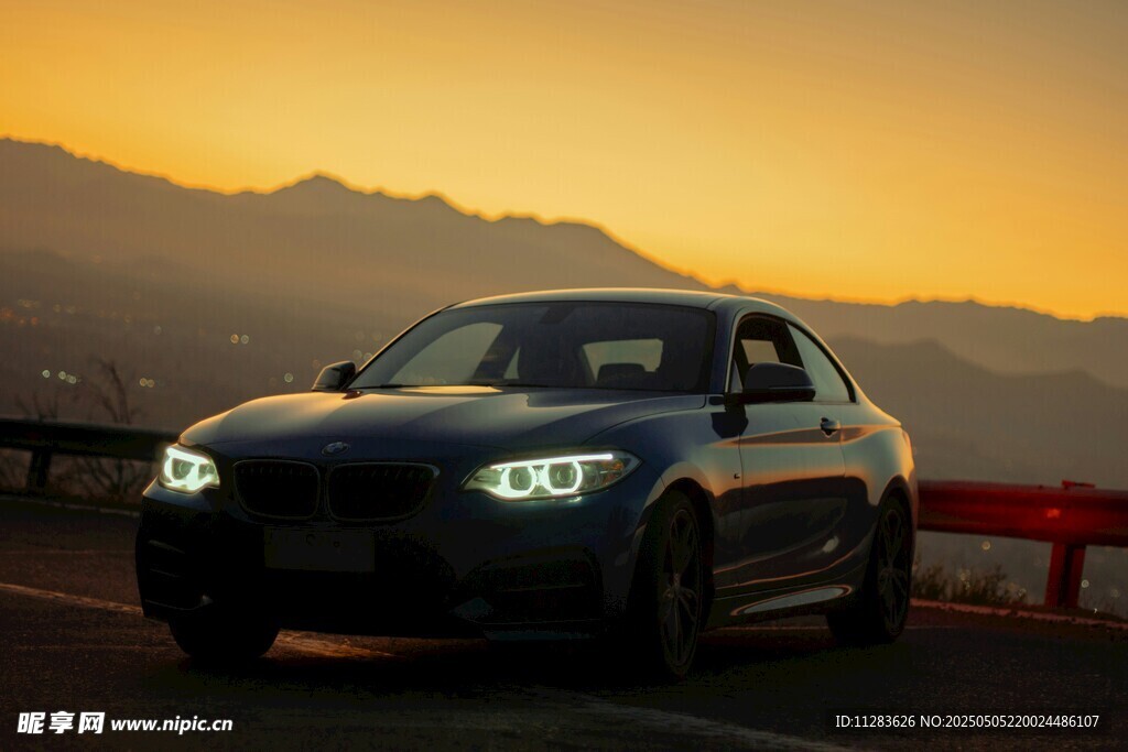 夕陽下的酷炫黑色轎車
