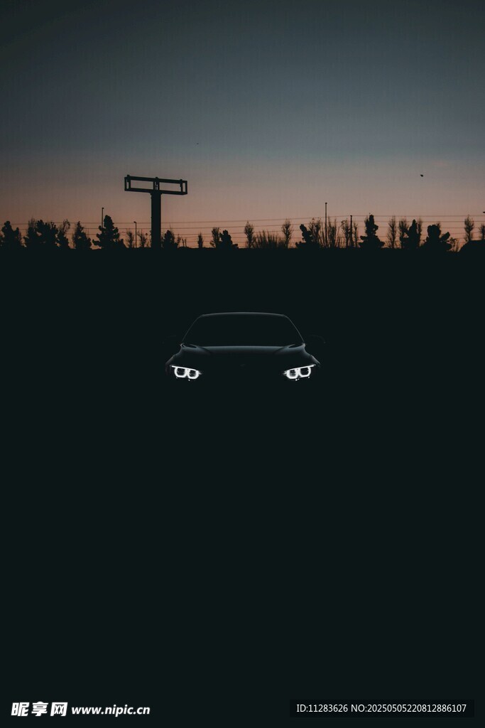 黃昏下的孤獨汽車