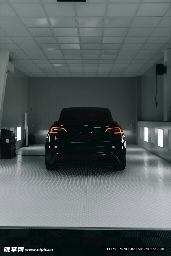 室內展示的黑色SUV汽車
