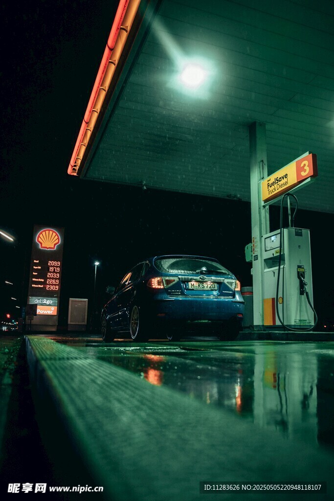 夜晚加油站的靜謐景象