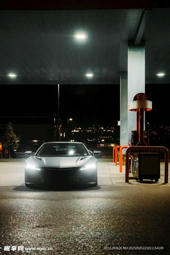 夜晚加油站的炫酷跑車