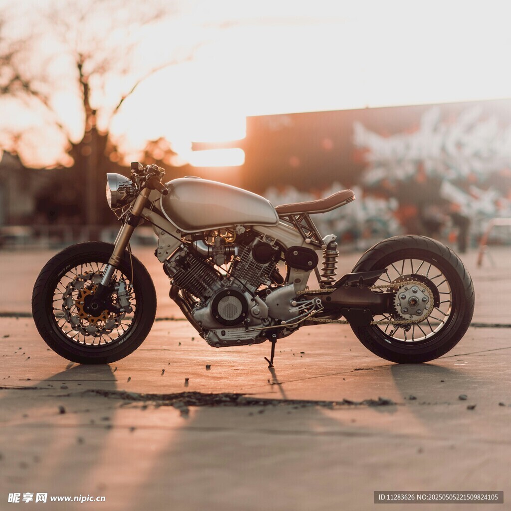 夕陽(yáng)下的復(fù)古摩托車