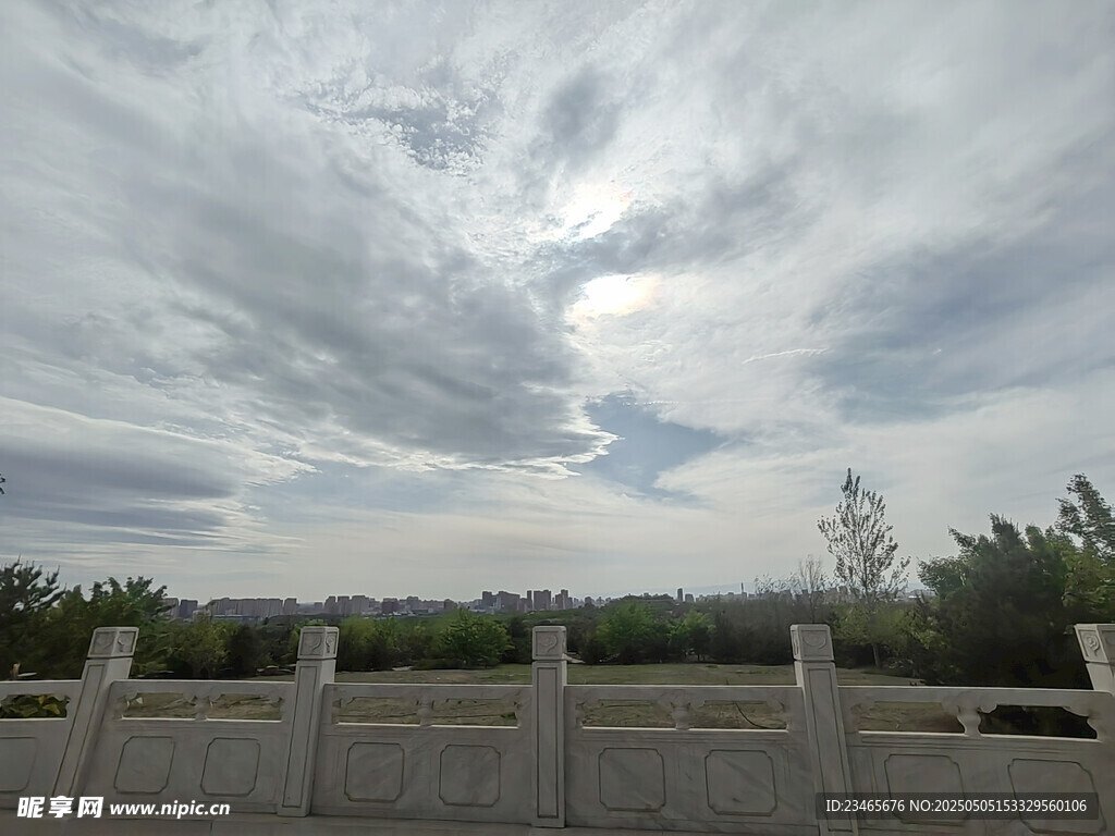 陰云下的開闊戶外景致