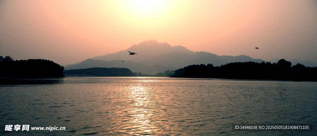 夕陽下的寧靜湖景