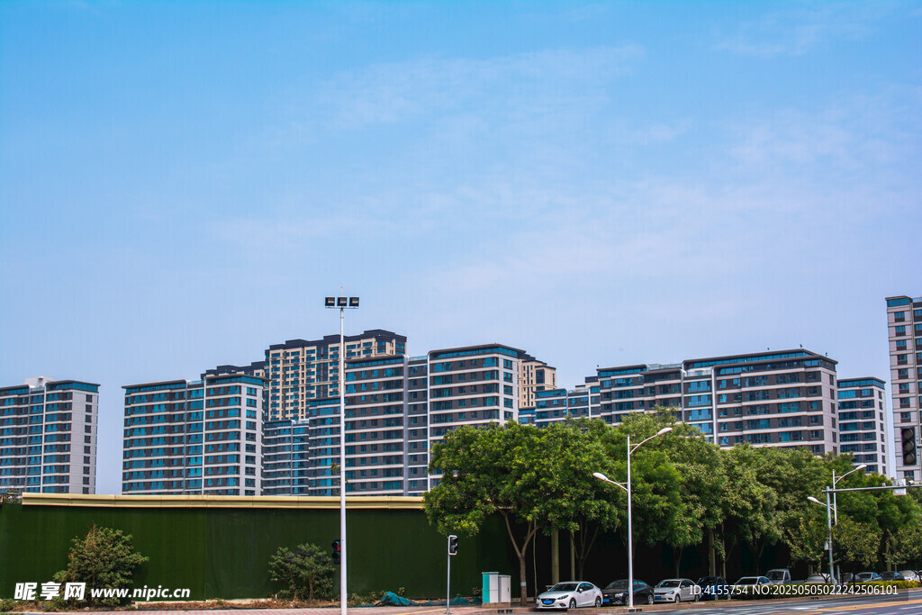 城市高樓與綠樹景觀