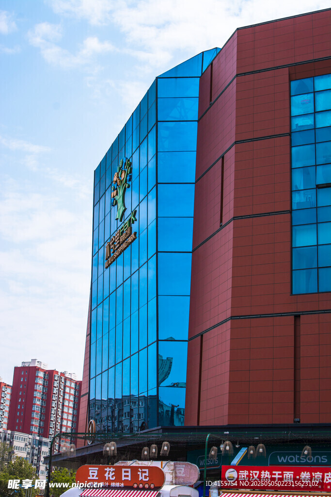 現(xiàn)代玻璃外墻商業(yè)大樓