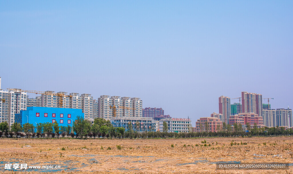城郊荒地與遠處建筑群