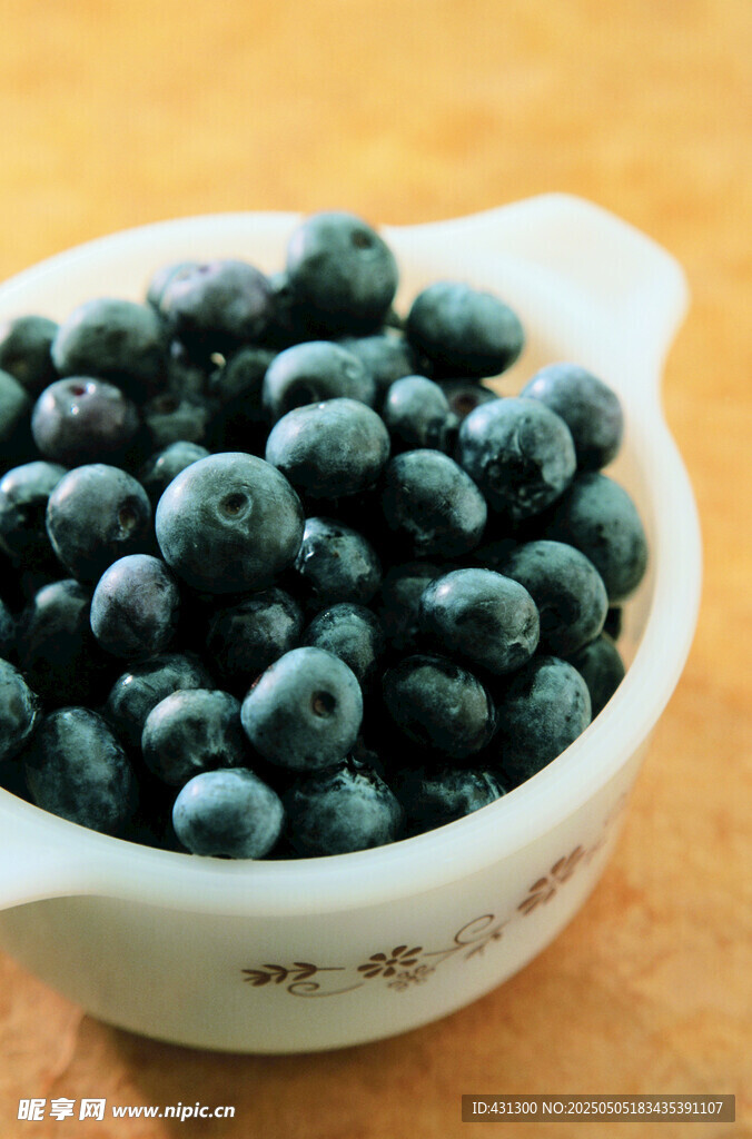 碗中飽滿新鮮的藍莓