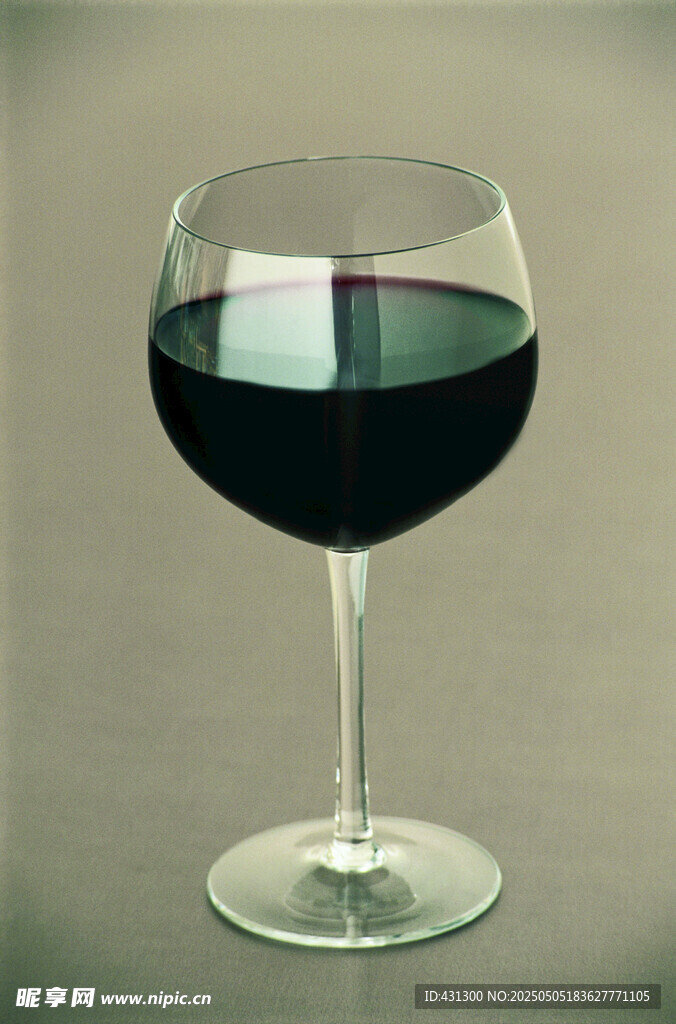 高腳杯中的深色葡萄酒
