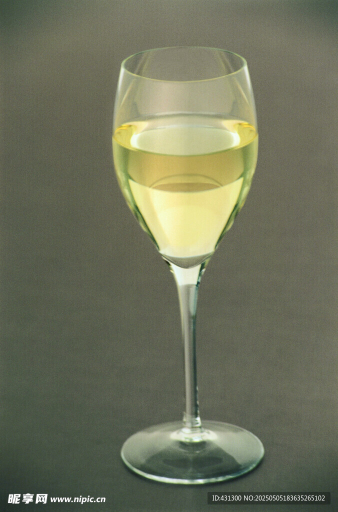 高腳杯中的淡黃色飲品