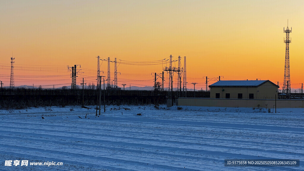 雪地中的電力設施黃昏景