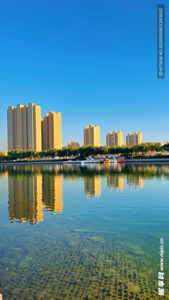 湖畔高樓倒影美麗景致