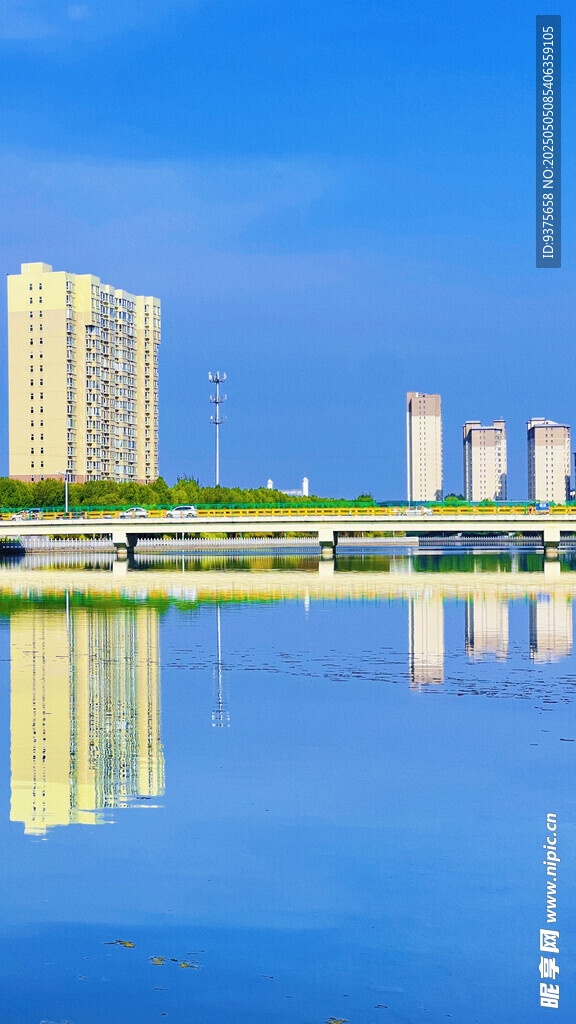 城市河畔美景倒影如畫