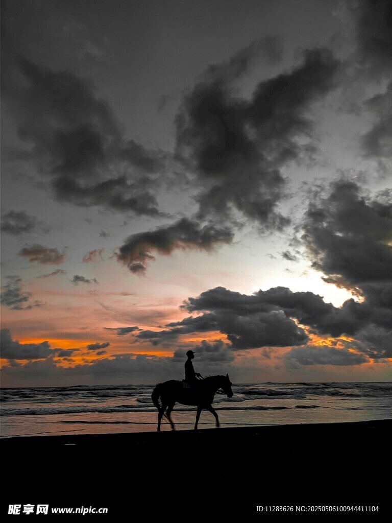 夕陽下的海邊騎馬者