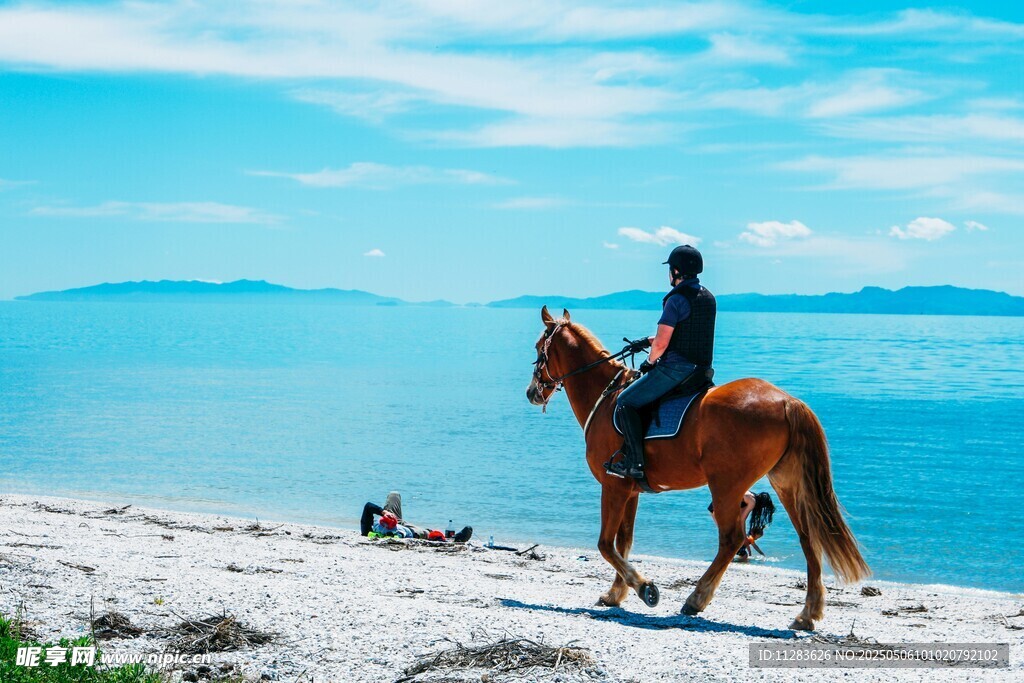 海邊騎馬者與美麗海景