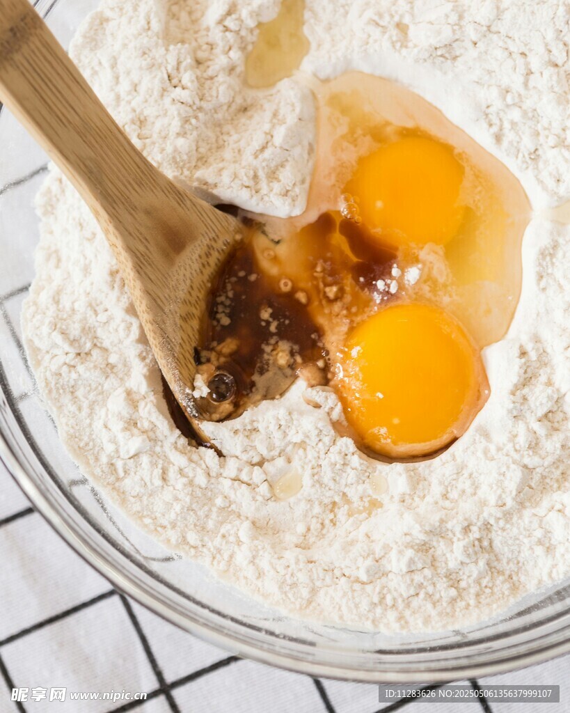 碗中面粉與雞蛋等食材