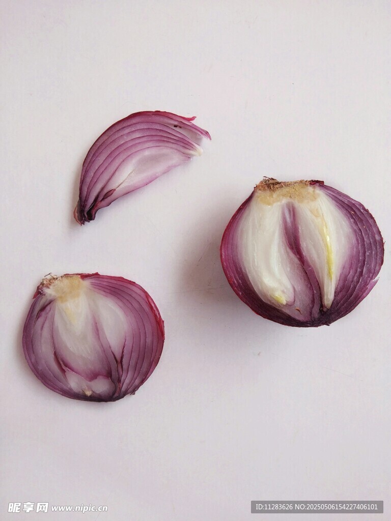 剝開的紫皮蒜瓣特寫