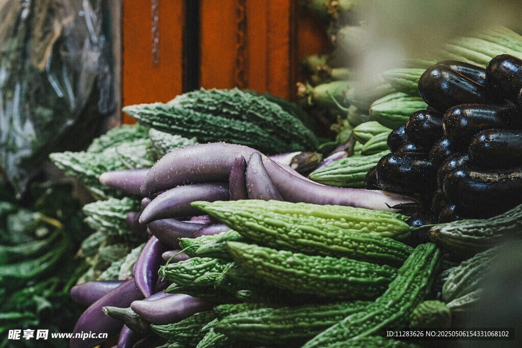 新鮮多樣蔬菜堆成小山