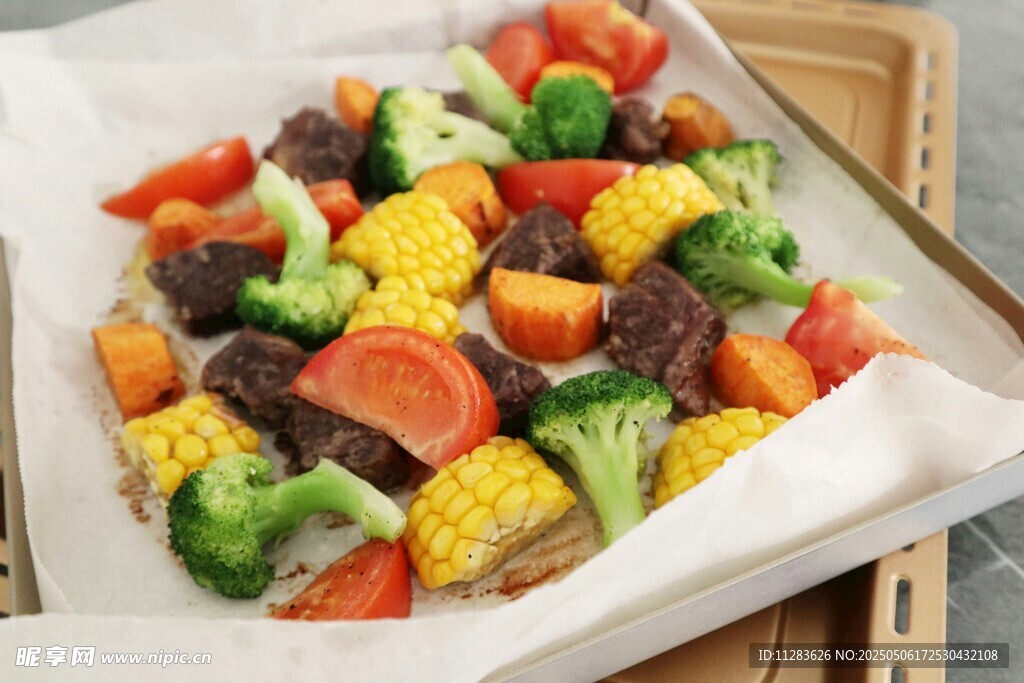多彩蔬菜牛肉烤盤料理