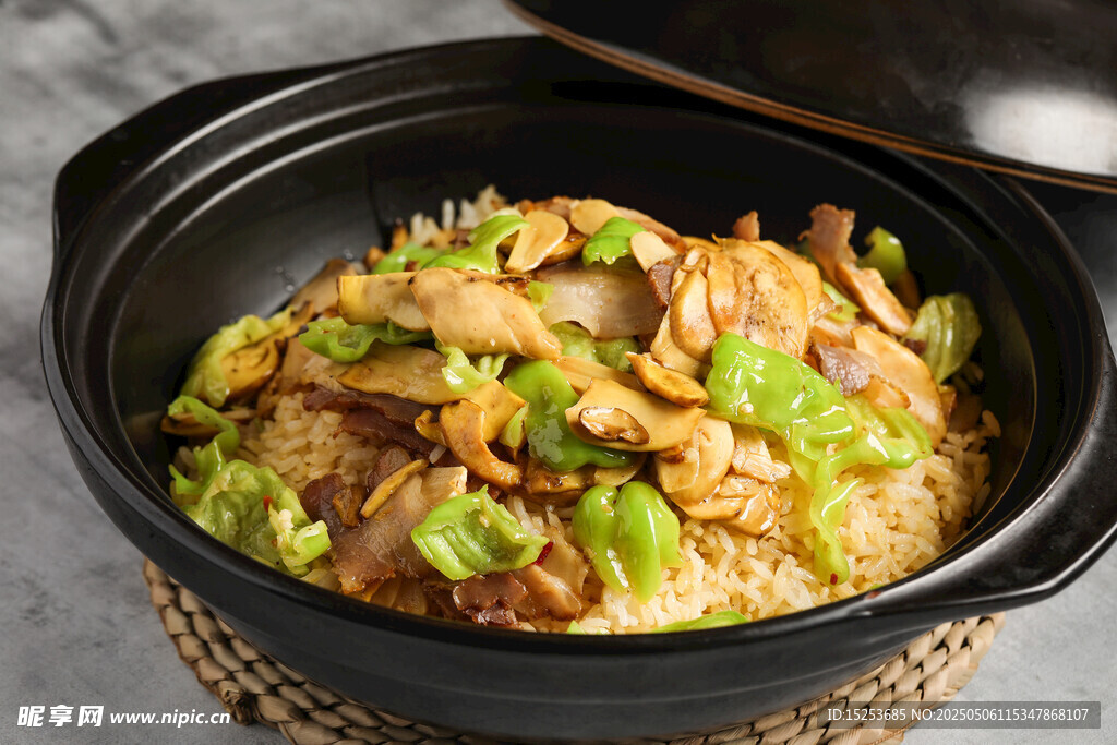 美味雞肉煲仔飯誘人呈現(xiàn)