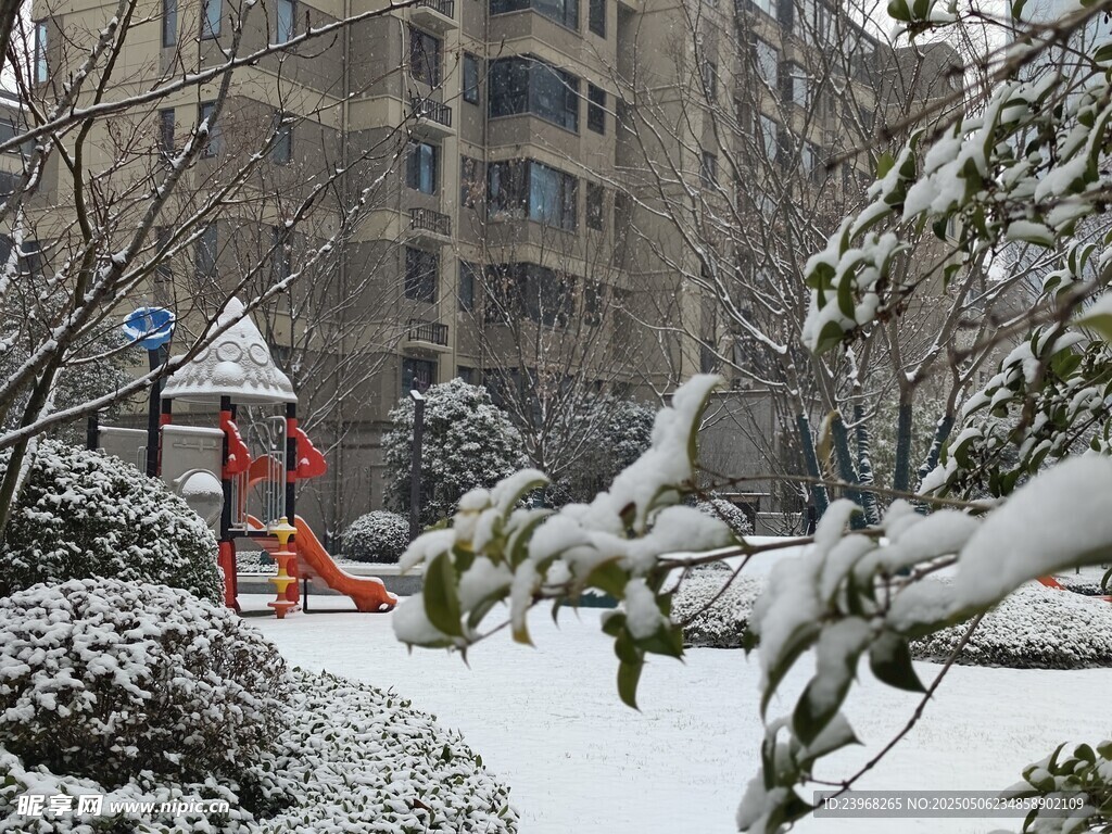 雪后小區里的兒童游樂區