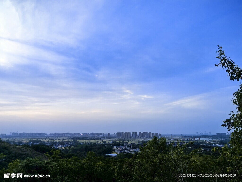 俯瞰城市與綠樹藍(lán)天美景