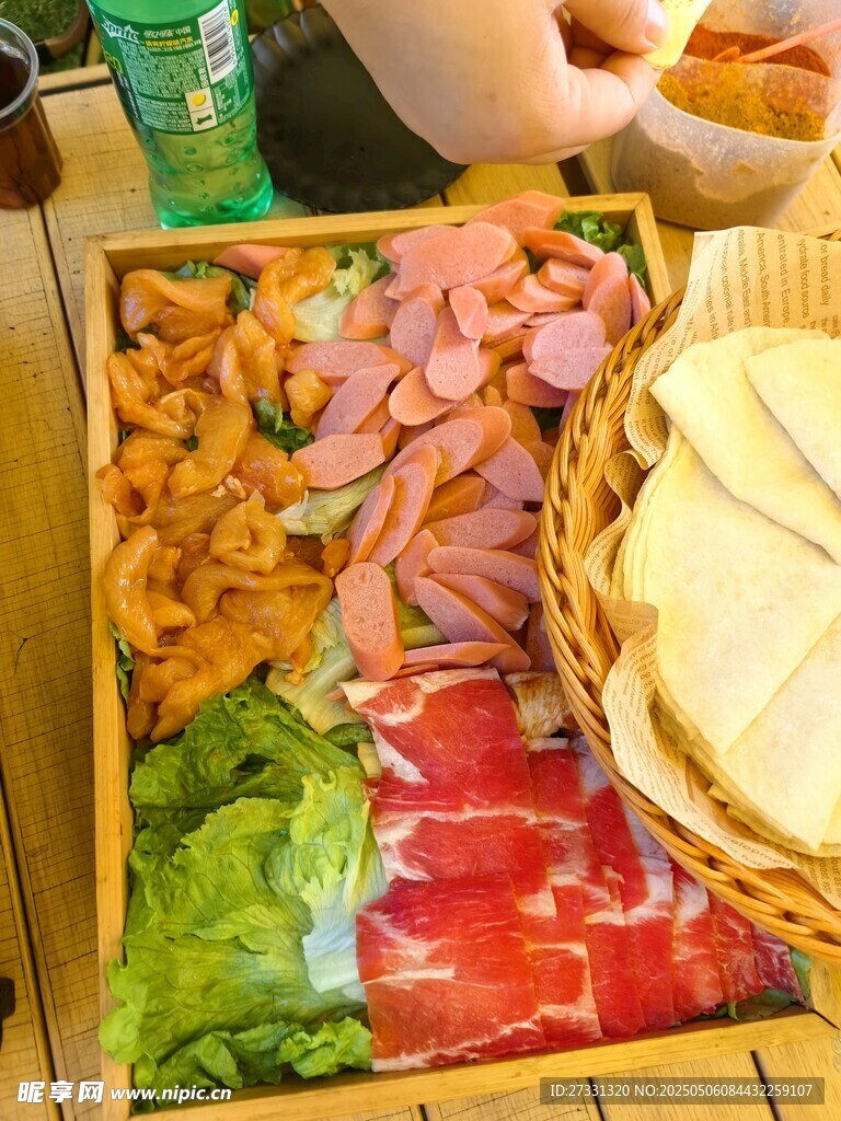豐富多樣的火鍋食材拼盤