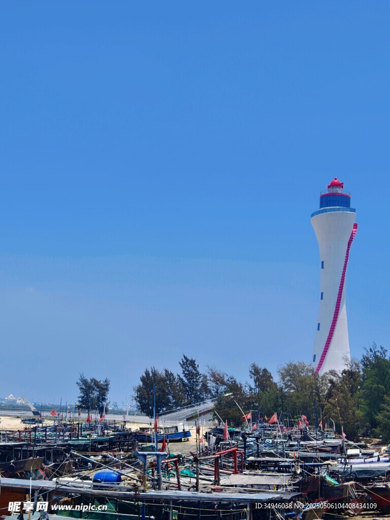 海邊高塔與停泊船只景觀
