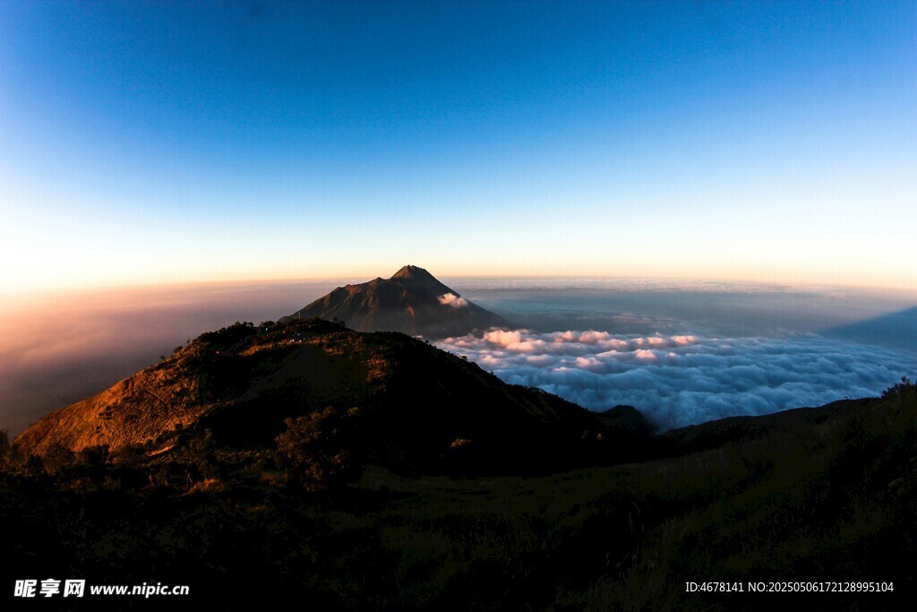 日出時分的山巔云海景觀