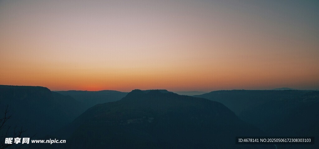 壯麗山間日落美景