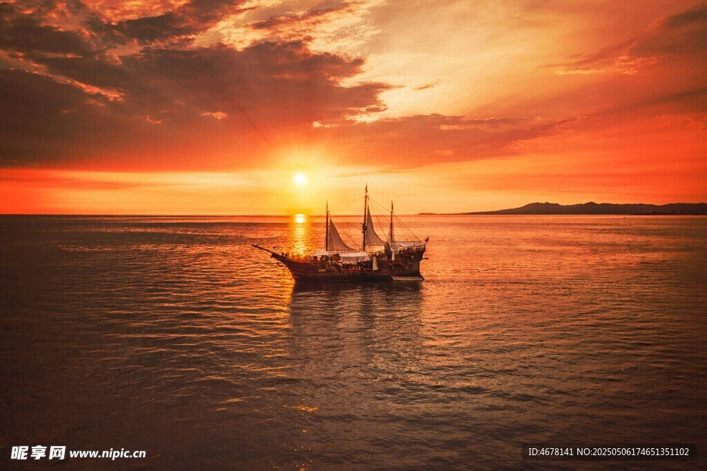 海上落日中的航行船只