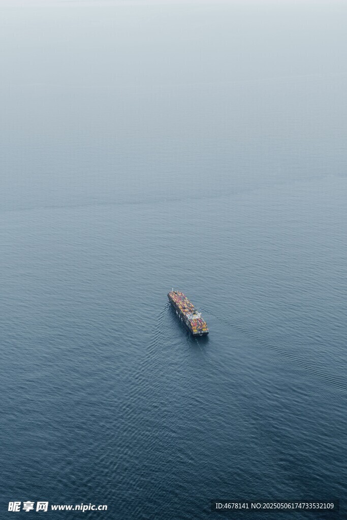 海上孤舟航行