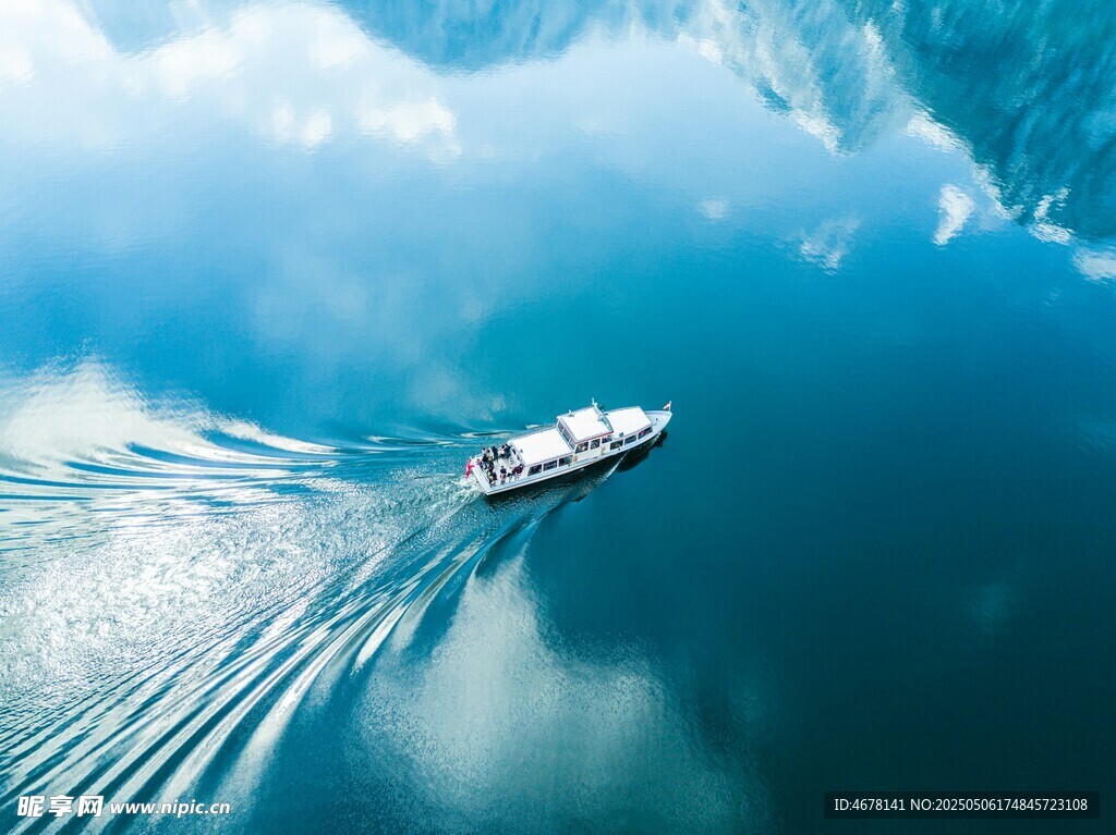 海上游船破浪前行